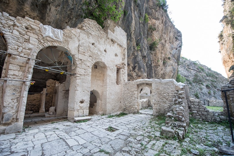 Resti Abbazia di San Martino in Valle Fara San Martino